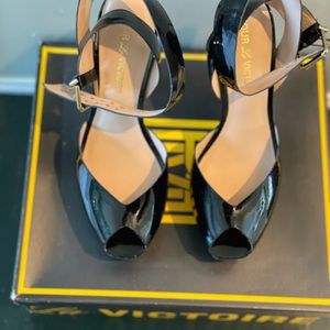 Pour la Victoire peep toe pumps 🖤
